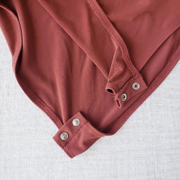 🆑️NWOT Forever 21 Long Sleeves Cowl Neckline Bodysuit Rust Brown SZ Small - Picture 3 of 9